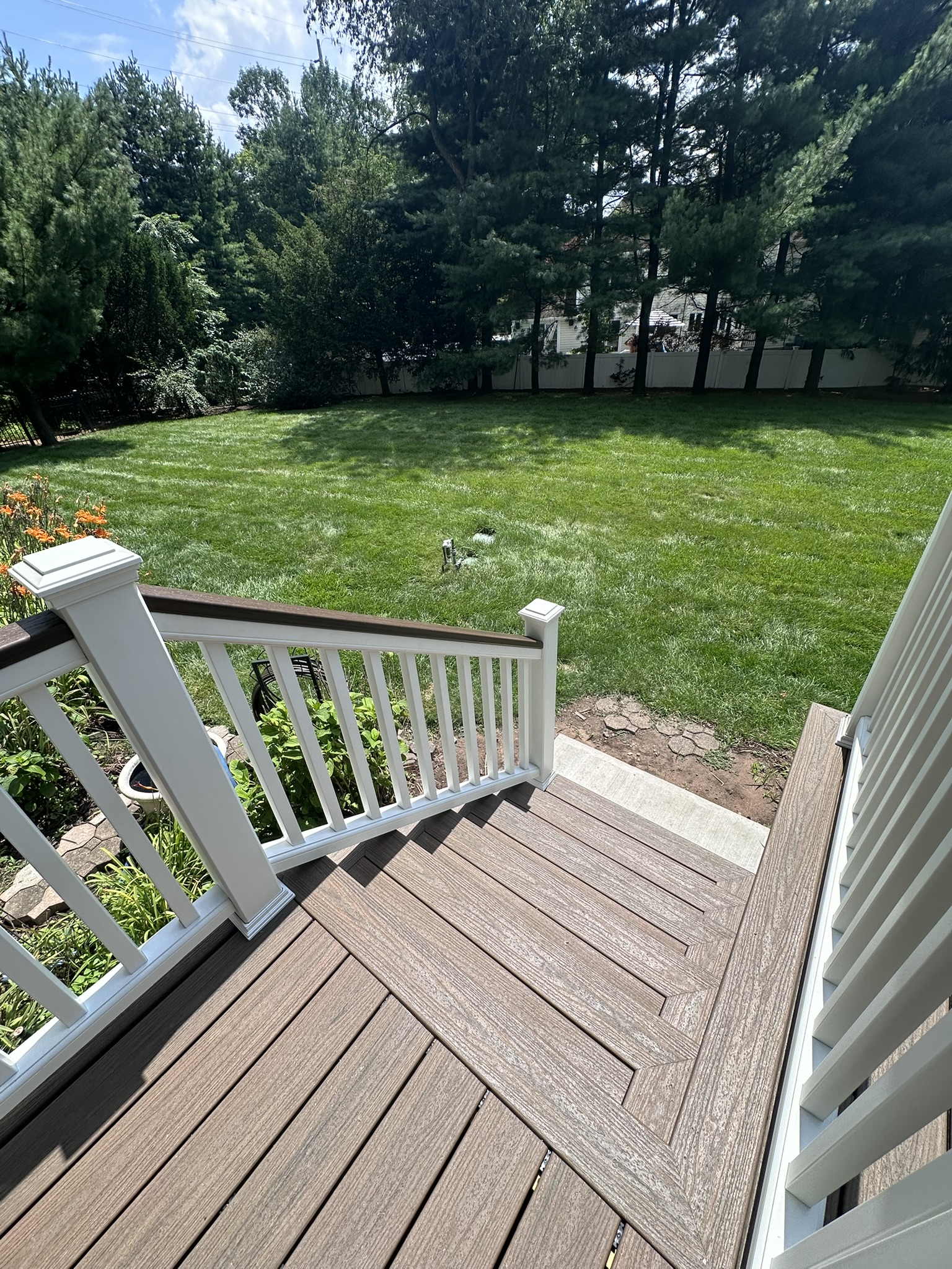 Trex Enhance decking in Glen Rock NJ with a mitred picture-frame border and the Transcend cocktail rail
